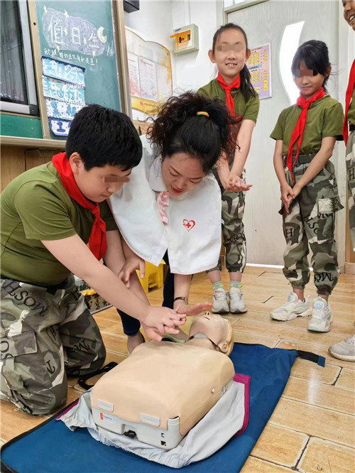 者服務隊14名護理人員在護士長任濤的帶領下,應邀走進太原市桃園小學